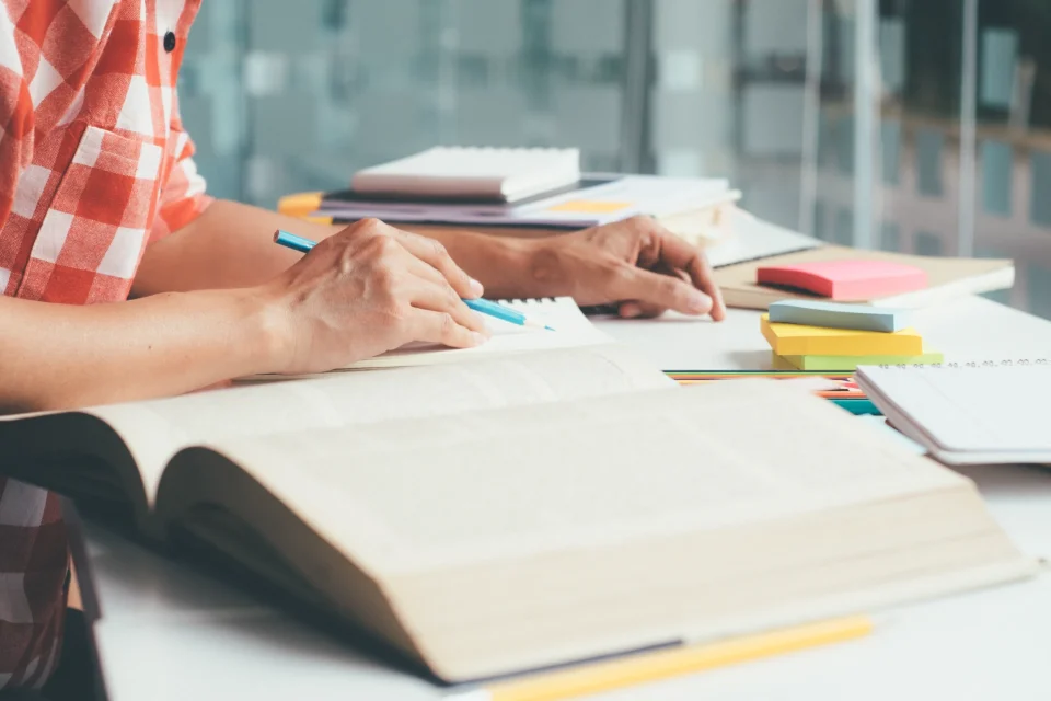 programare examene sesiune iarna licenta master 2025 tibiscus 001 Studenți studiind în bibliotecă cu cărți deschise
